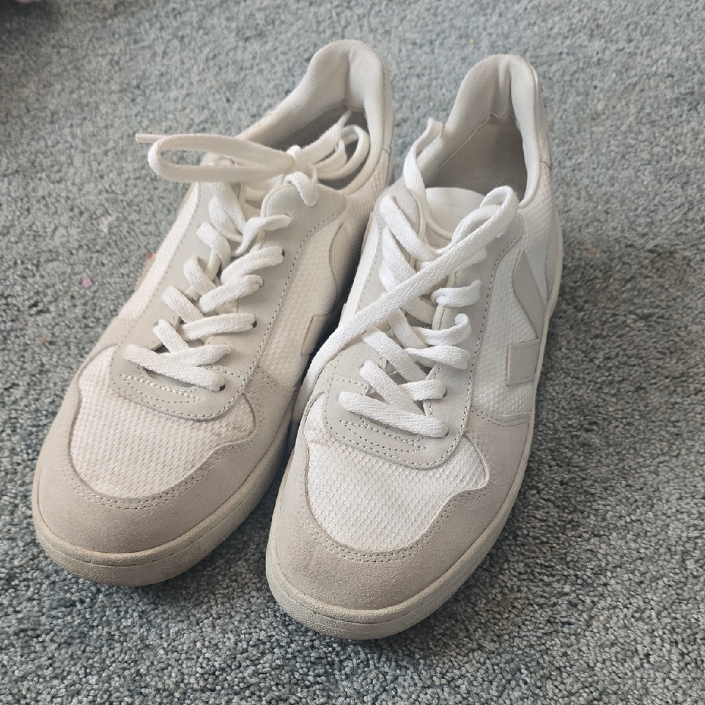VEJA V-10 Men's Neutral Low-Top Sneakers - Cream/Off-White